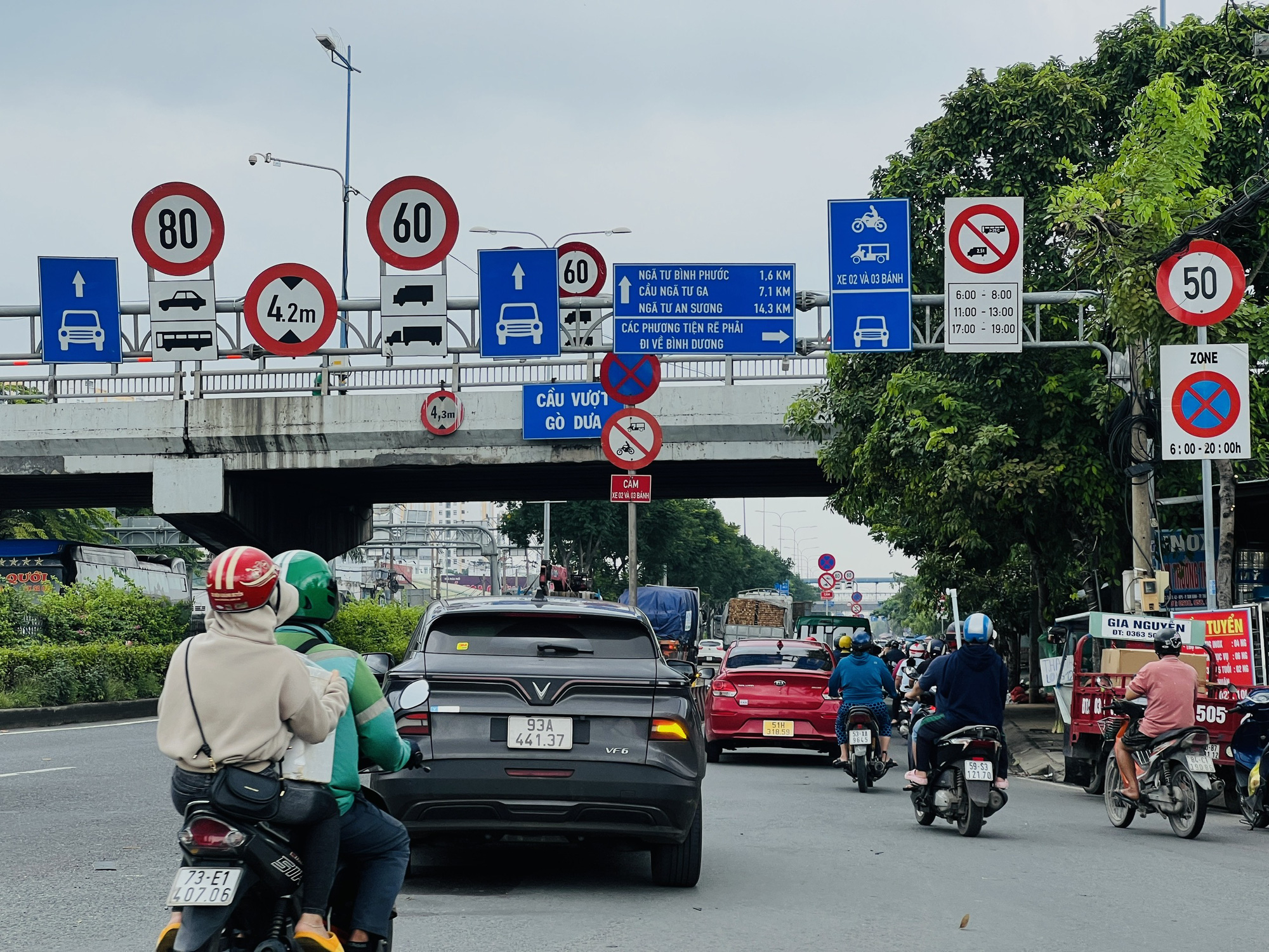 Biển báo giao thông đã hết 'lấp ló' làm khó người đi đường- Ảnh 2.