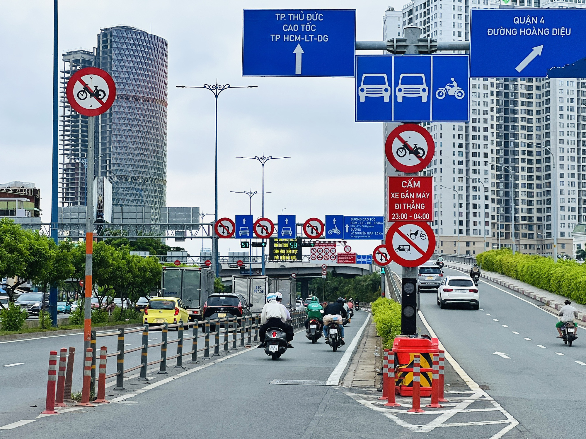 Vạch xương cá trên đường khiến tài xế lúng túng- Ảnh 7. Hoa mắt với biển báo giao thông dày đặc trên đường