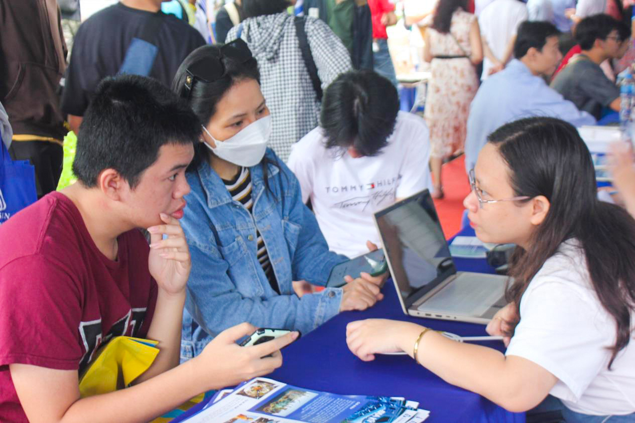 Bạn Huỳnh Khải Nguyên cùng mẹ tìm hiểu về ngành kỹ thuật xây dựng - Ảnh: TRANG PHẠM