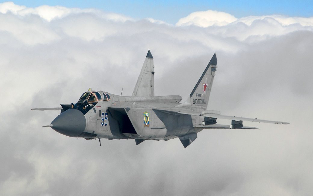 Mỹ chặn máy bay ném bom của Nga và Trung Quốc tại Alaska- Ảnh 2. Tiêm kích Nga chặn cặp máy bay ném bom B-52H Mỹ