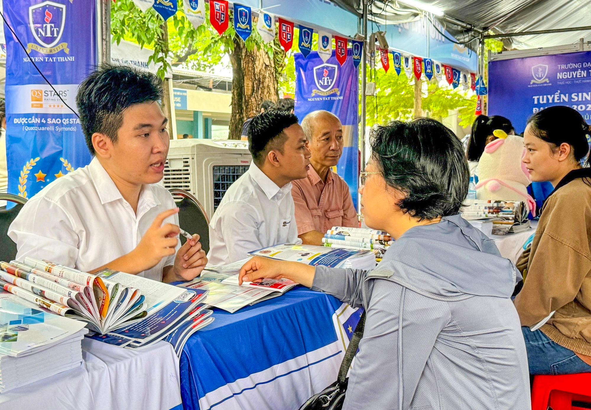 Thầy Văn Tùng - Viện Đào tạo quốc tế (Trường đại học Nguyễn Tất Thành) - tư vấn cho phụ huynh chương trình đào tạo của ngành sáng 20-7 - Ảnh: TRẦN SANG TRỌNG