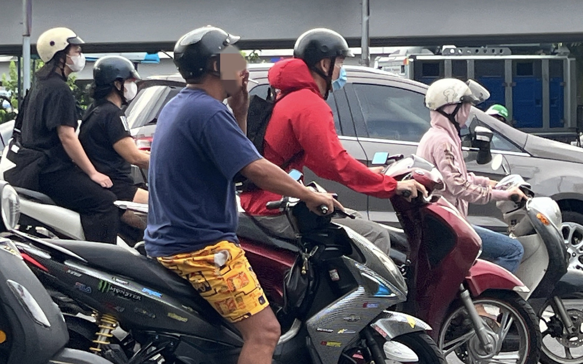 Tăng thuế tiêu thụ đặc biệt thêm 10.000 đồng/bao, có kiểm soát được thuốc lá lậu?- Ảnh 2. Indonesia: Hút thuốc khi đang lái xe có thể bị tù 3 tháng