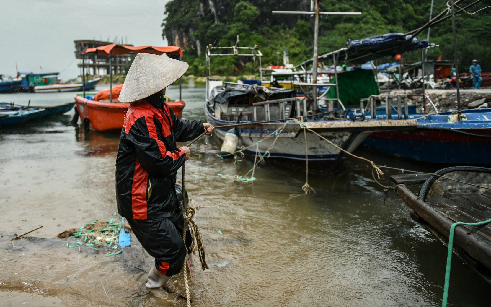 Bão số 2 đang gây mưa, gió giật mạnh ở Quảng Ninh- Ảnh 4. Bão số 2 áp sát Quảng Ninh - Hải Phòng, ngư dân hối hả đưa tàu thuyền vào bờ