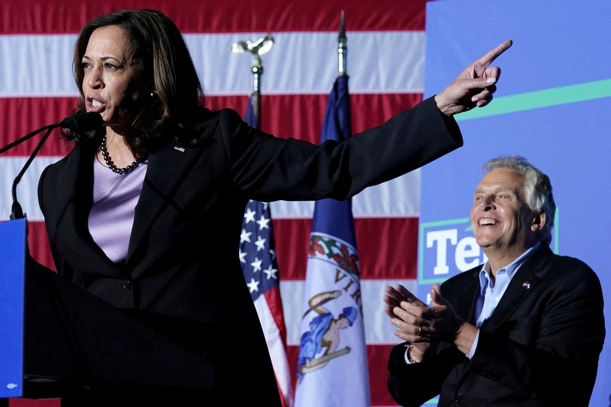 Phó tổng thống Kamala Harris trong một lần vận động cho thành viên đảng Dân chủ ở bang Virginia vào ngày 21-10-2021 - Ảnh: REUTERS