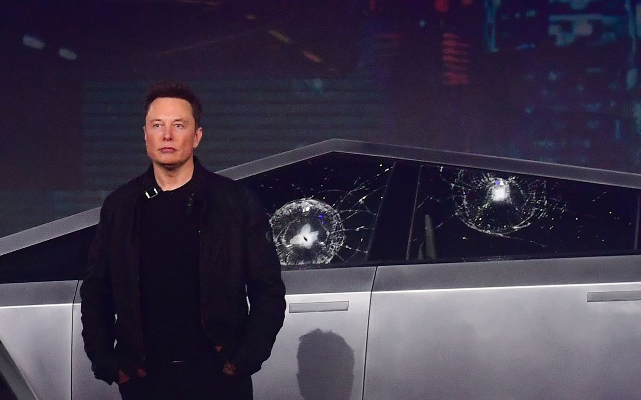 Doanh thu tăng, lợi nhuận của Tesla lại giảm mạnh 45%- Ảnh 2. 'Nhận Tesla Cybertruck chưa tới 1 ngày, tôi sốc nặng vì vung tay là kính nứt'