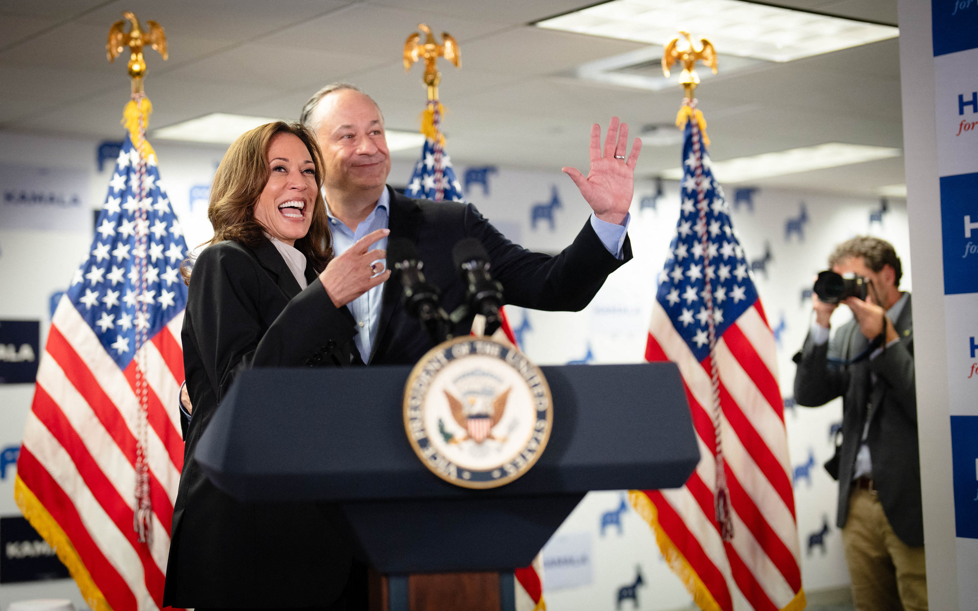 Bà Harris vận động tranh cử, chê thẳng ông Trump- Ảnh 2. Bà Harris gặp đội ngũ tranh cử với tư cách ứng viên tổng thống, gọi ông Trump là tội phạm