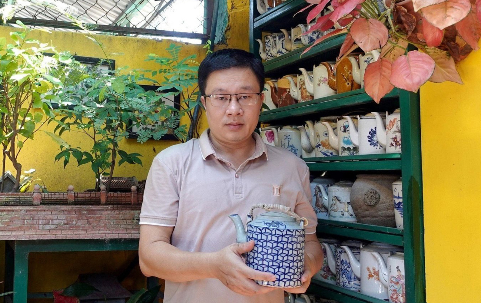 Anh Đương và góc sân nhỏ tận dụng để làm kệ trưng bày ấm Người nâng niu ấm trà Việt- Ảnh 1.