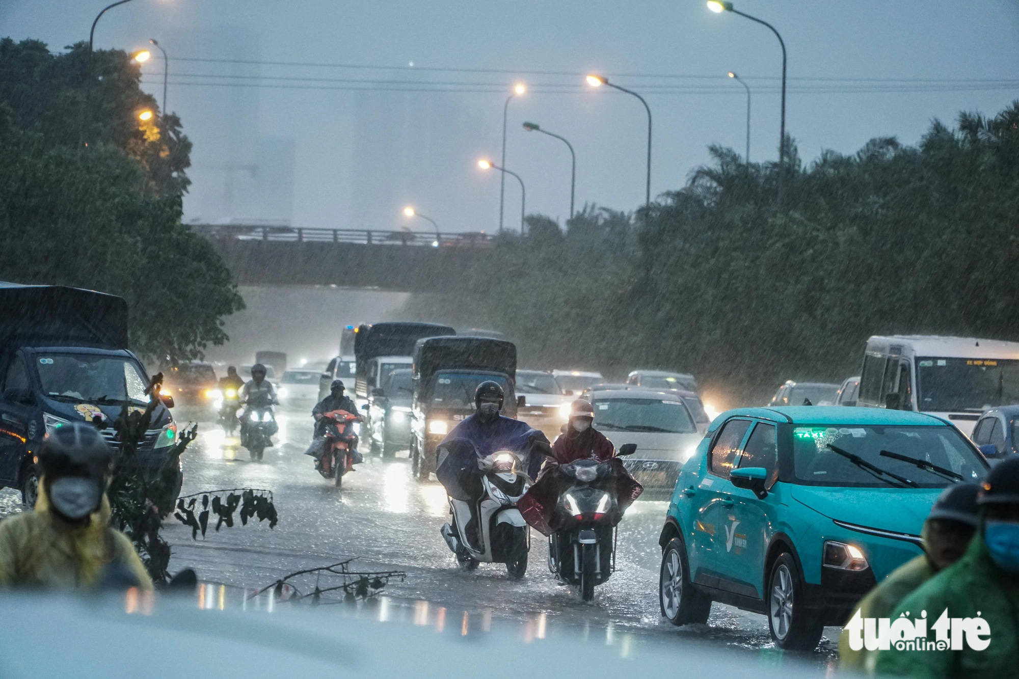 Giao thông trên đường gom Đại lộ Thăng Long hỗn loạn do ngập sâu  - Ảnh: PHẠM TUẤN