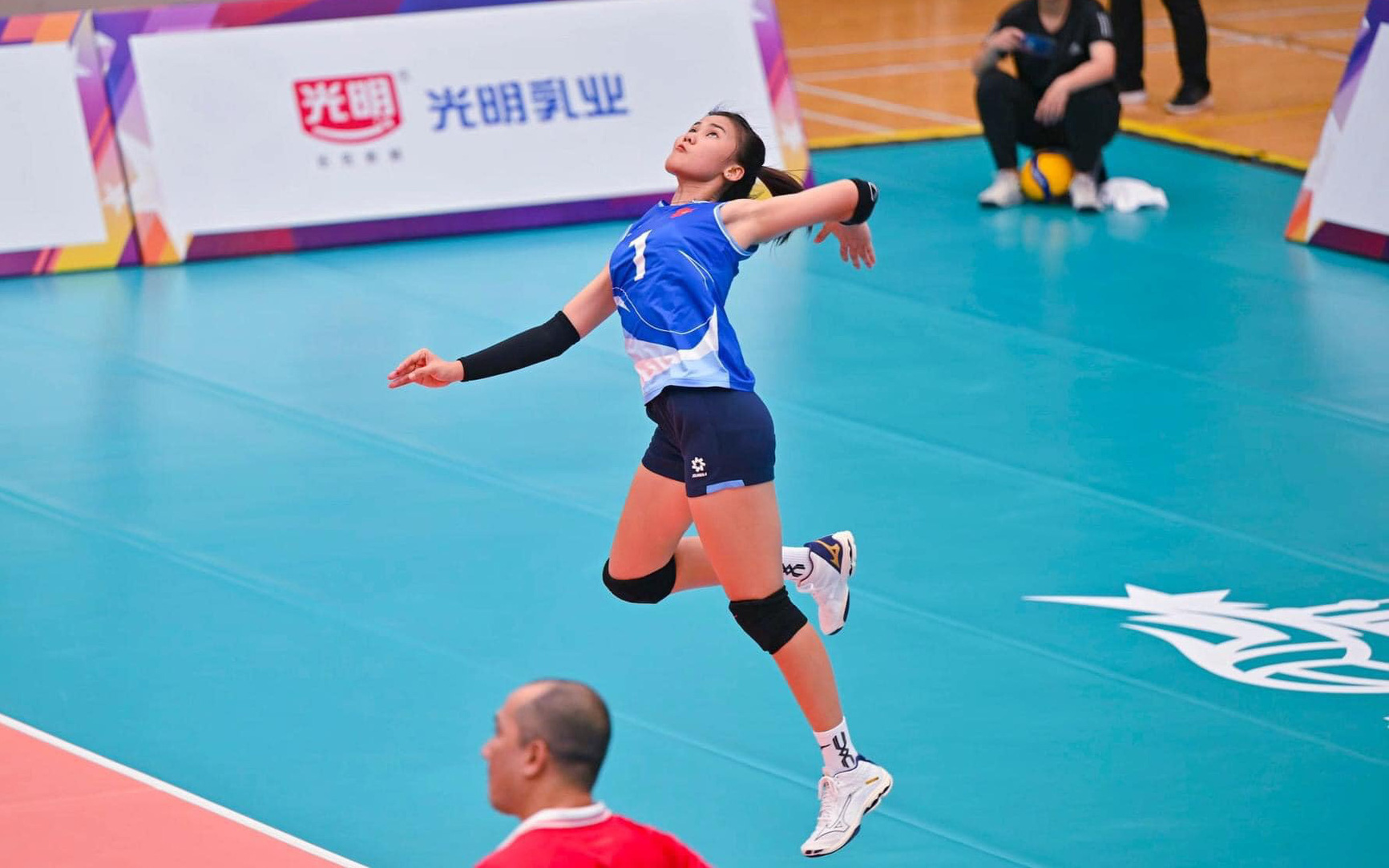 Thua Hàn Quốc, bóng chuyền nữ Việt Nam mất vé bán kết Future Star- Ảnh 2. Bóng chuyền nữ Việt Nam thua Trẻ Thượng Hải tại Giải Future Star