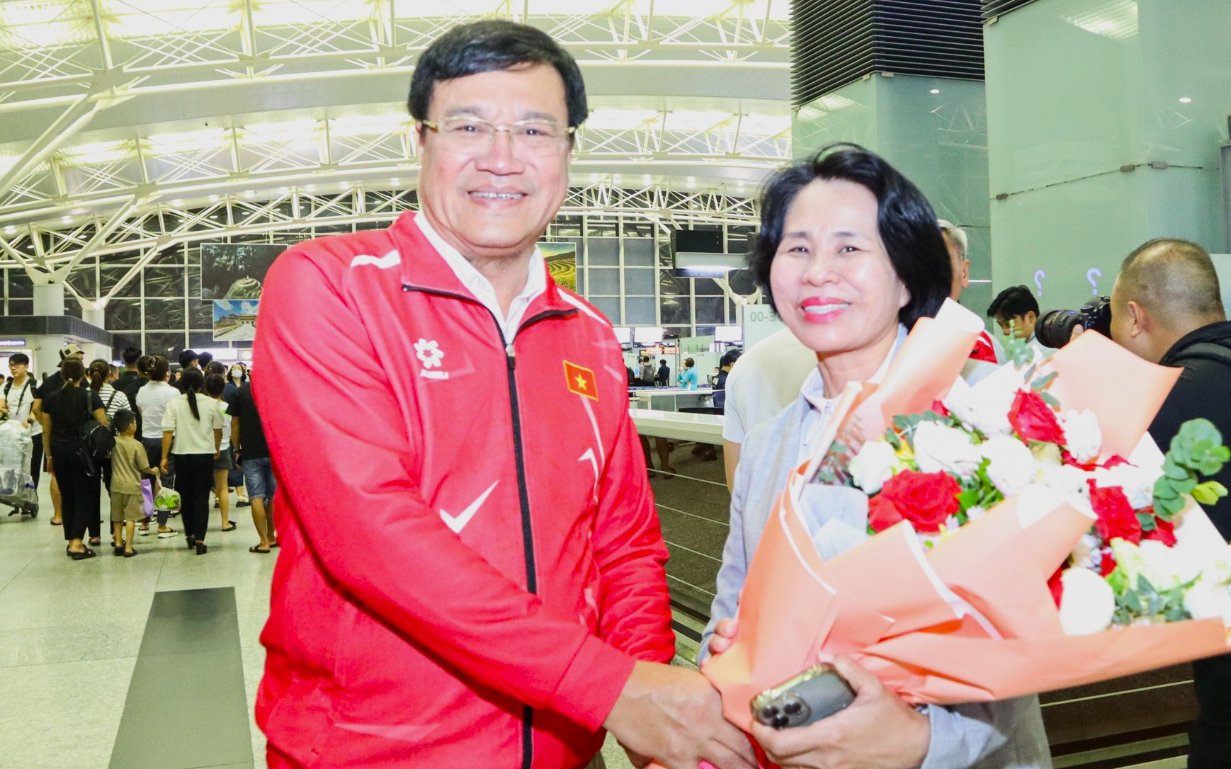 Sẽ vắng bóng thức ăn nhanh trong thực đơn của VĐV ở Olympic Paris 2024- Ảnh 2. Đoàn thể thao Việt Nam lên đường dự Olympic Paris 2024