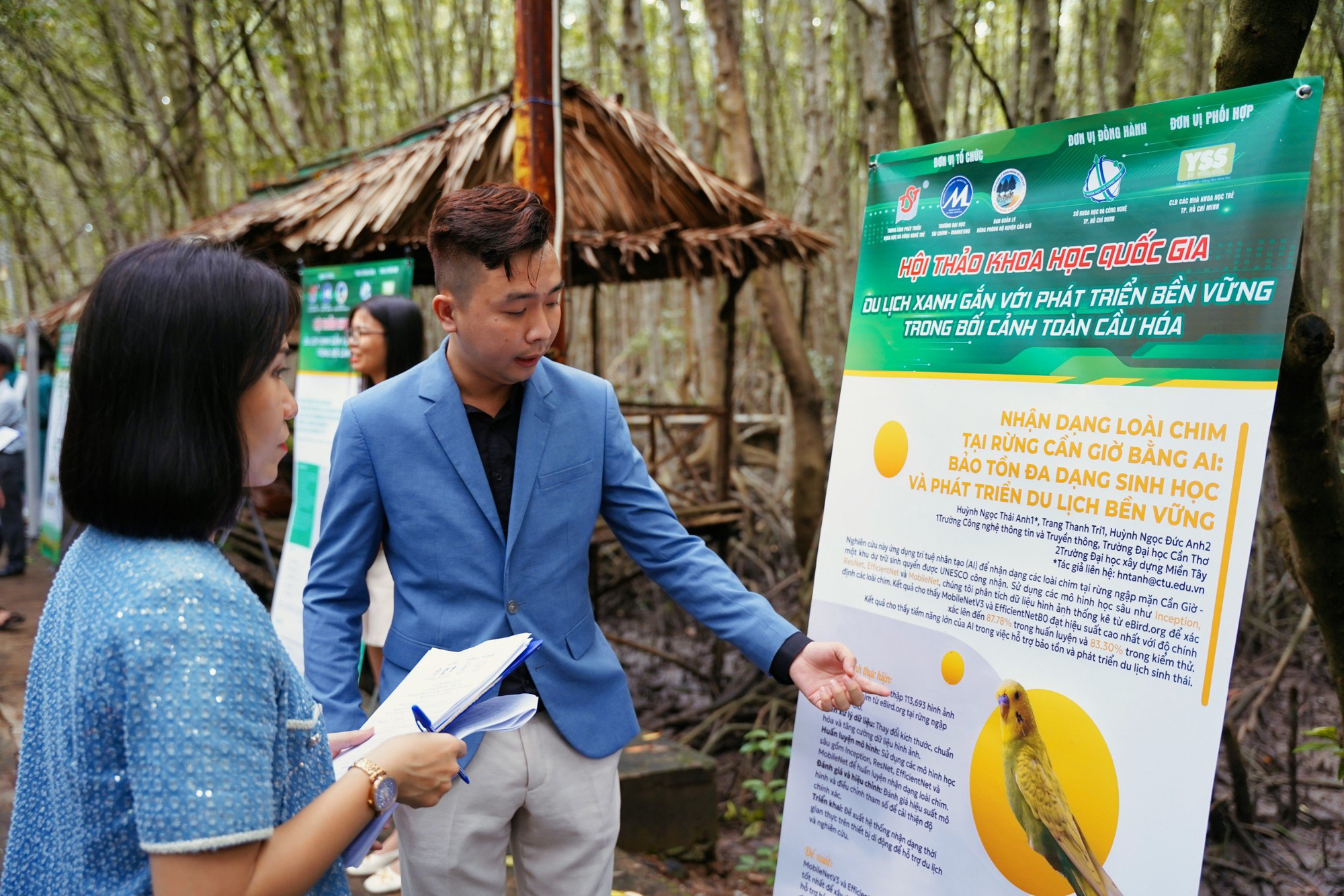 Thầy Thái Anh - đại diện nhóm nghiên cứu - chia sẻ về dự án tại hội thảo khoa học quốc gia "Du lịch xanh gắn với phát triển bền vững trong bối cảnh toàn cầu hóa" - Ảnh: NVCC