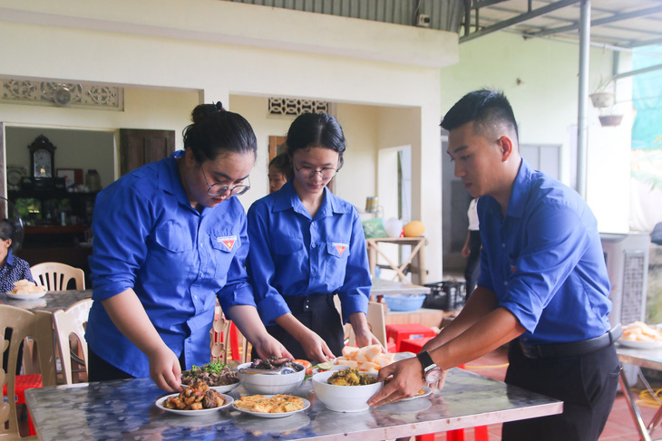 Đoàn viên, thanh niên phường Nguyên Bình, thị xã Nghi Sơn (Thanh Hóa) chuẩn bị “Bữa cơm tri ân - Ấm áp nghĩa tình” - Ảnh: CTV