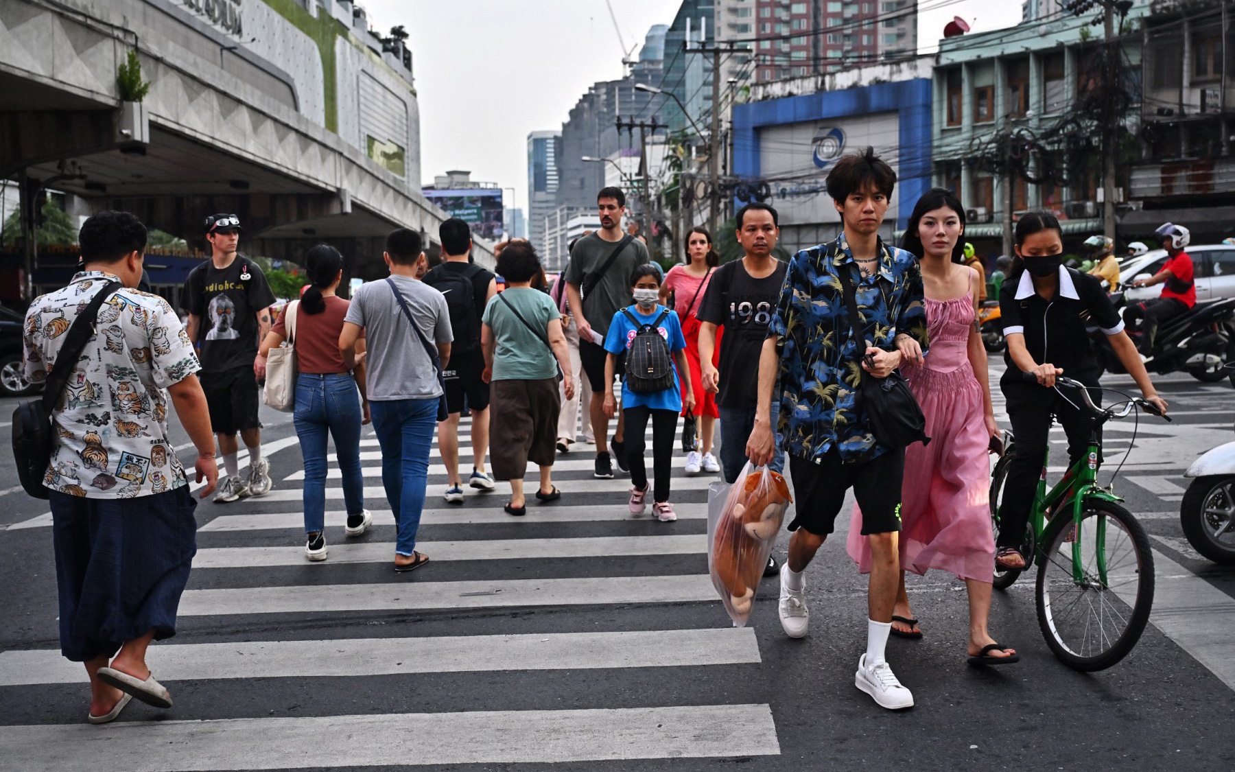 Thái Lan: Xe Nhật 'kêu trời' trước làn sóng xe điện Trung Quốc- Ảnh 4. Thái Lan chuẩn bị phát 12,5 tỉ USD cho dân để kích cầu