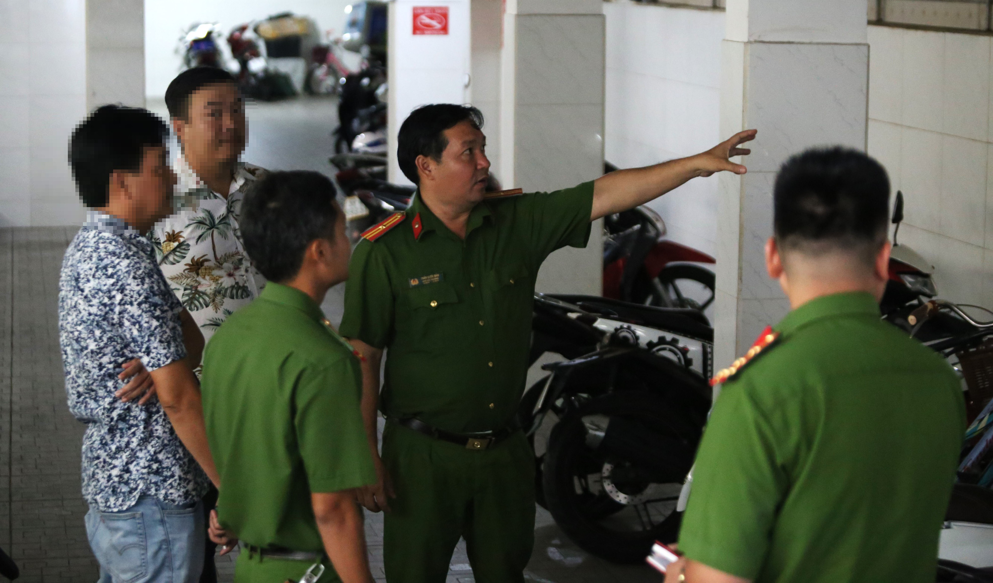 Lực lượng chức năng kiểm tra an toàn phòng cháy chữa cháy tại nhà ở riêng lẻ cho thuê trọ tại TP Thủ Đức - Ảnh: MINH HÒA