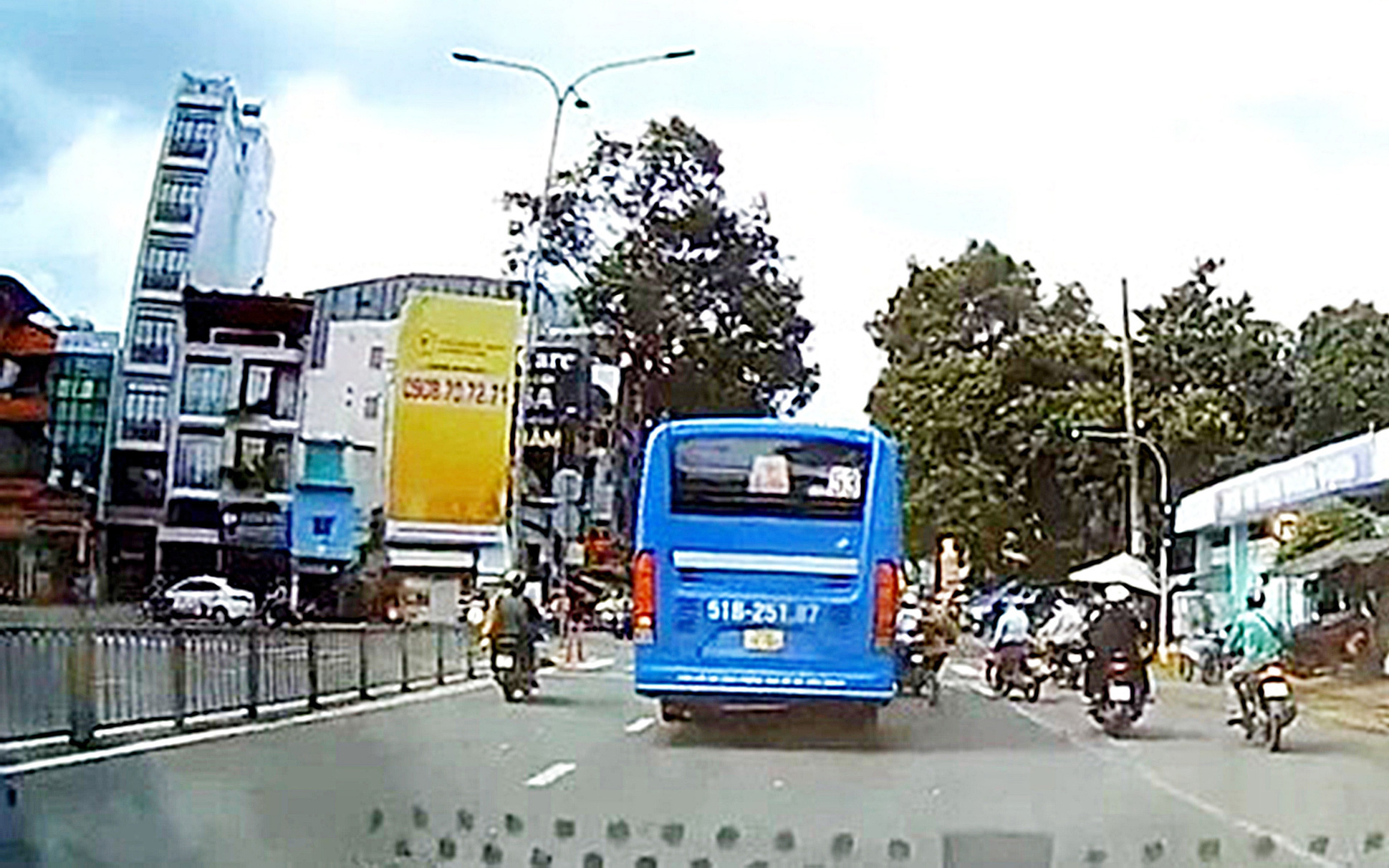 Xe buýt sang như Mercedes-Benz: Có ghế thương gia, ADAS, riêng khung gầm đã tốn 3 tỉ- Ảnh 9. Mong xe buýt đẹp từ trong ra ngoài!