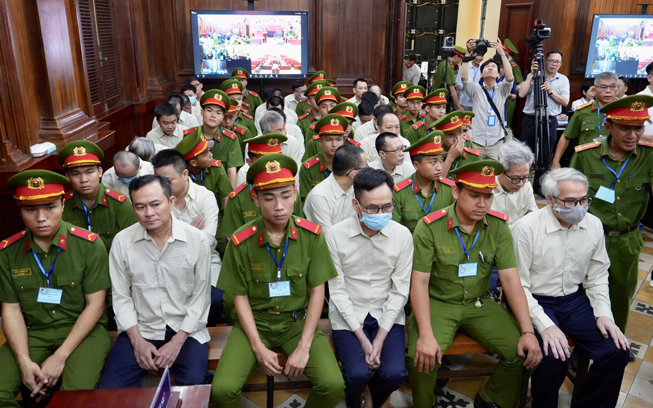 Giám đốc trung tâm đăng kiểm khai đưa tiền cho cục trưởng vì