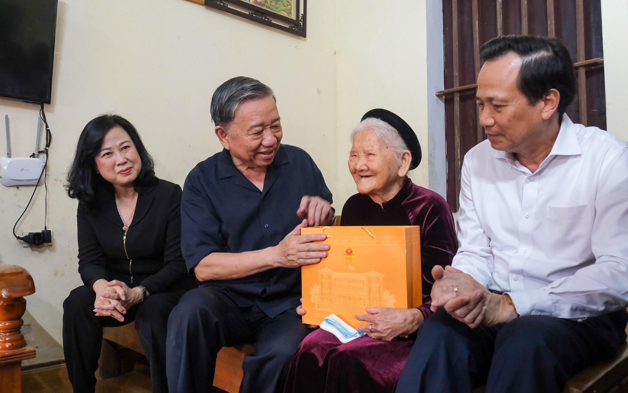 Lãnh đạo TP.HCM thăm các gia đình thương binh, liệt sĩ- Ảnh 2. Chủ tịch nước Tô Lâm thăm, tặng quà thương binh, bệnh binh