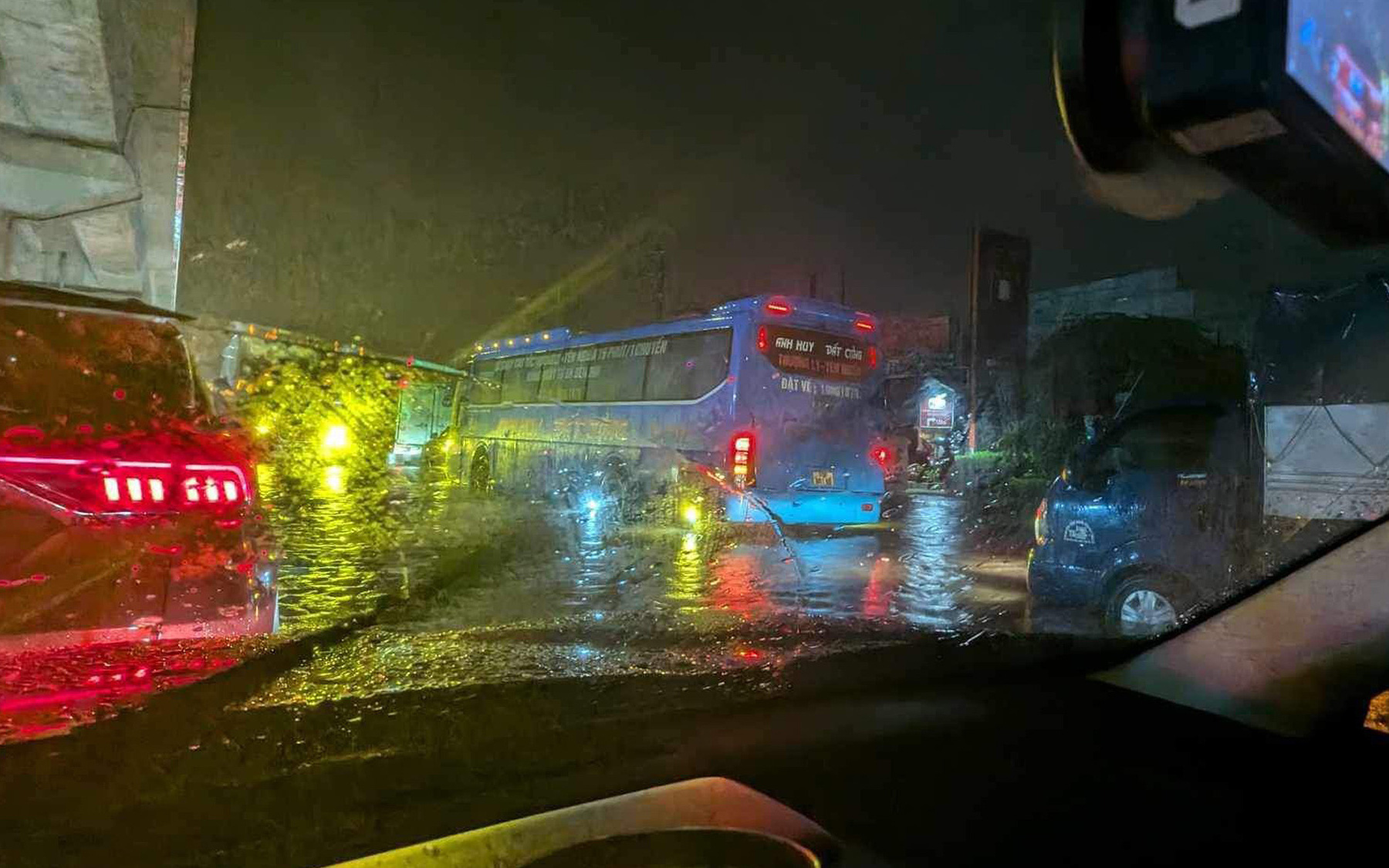 Đường Hà Nội ngập sâu từ sáng, nhiều người phải xin nghỉ làm- Ảnh 10. Tài xế Hà Nội mắc kẹt hơn 5 tiếng trên đường mới về được tới nhà vì ngập và ùn tắc