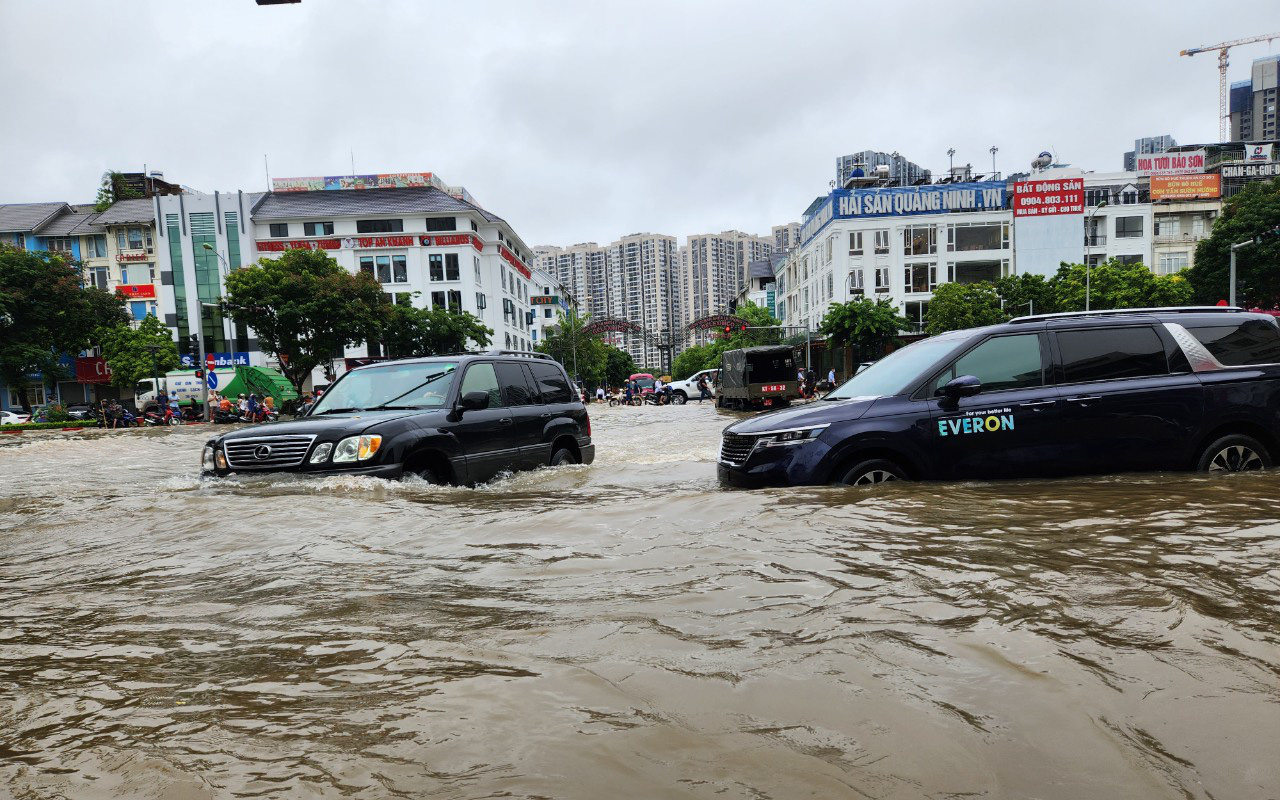 Hầm chui trước bến xe Miền Đông mới cứ mưa là ngập lênh láng- Ảnh 8. Đô thị mới phía tây Hà Nội chìm trong ‘biển’ nước mưa, chuyên gia nói gì?
