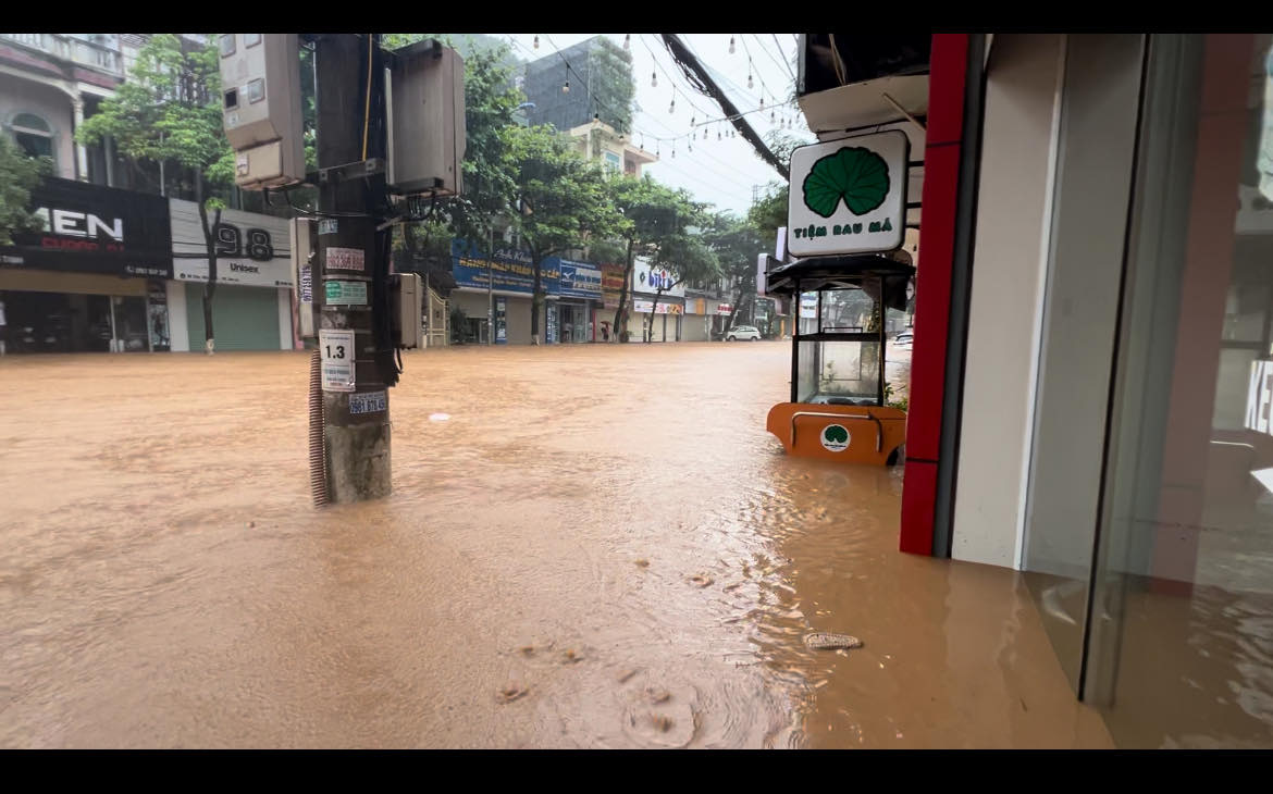 Mưa lớn trong đêm, thành phố Sơn La ngập sâu, nước chảy như sông- Ảnh 3.