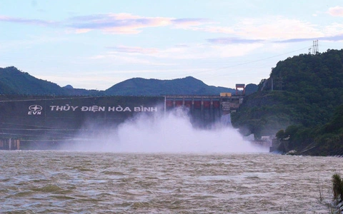Thủy điện Hòa Bình mở thêm cửa xả đáy- Ảnh 2. Mưa lớn, thủy điện Hòa Bình, Sơn La xả đáy