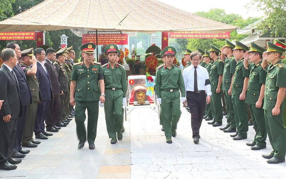 Truy điệu và an táng 12 hài cốt liệt sĩ- Ảnh 3. Tây Ninh làm lễ truy điệu và an táng 172 hài cốt liệt sĩ