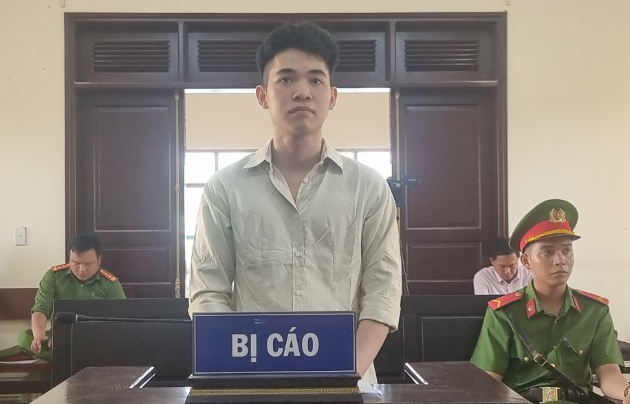 Lãnh án vì bán 4 triệu tiền giả lấy 1 triệu tiền thật- Ảnh 3. Dùng tiền giả mua card điện thoại, lãnh hơn 5 năm tù