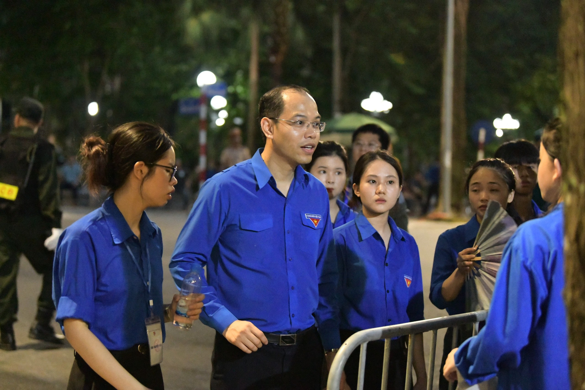 Anh Nguyễn Tiến Hưng - phó bí thư Thành đoàn Hà Nội, chủ tịch Hội Sinh viên Việt Nam TP Hà Nội, động viên lực lượng tình nguyện viên tham gia phục vụ tại địa điểm Nhà tang lễ Quốc gia - Ảnh: NAM TRẦN