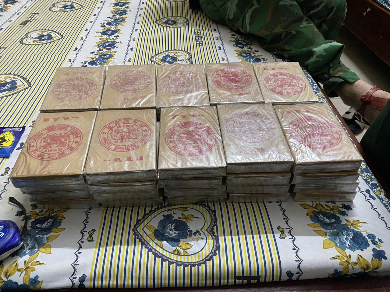 Tang vật 40 bánh heroin - Ảnh: PHƯỚC TRUNG