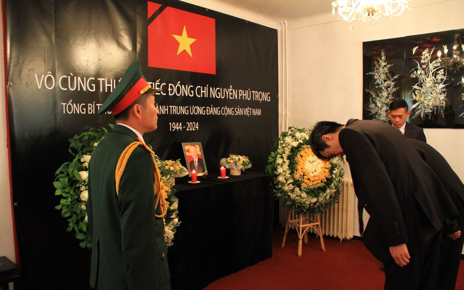 Nhà Trắng lập phái đoàn, đến Hà Nội hôm nay để viếng Tổng Bí thư Nguyễn Phú Trọng- Ảnh 4. Lễ viếng Tổng Bí thư Nguyễn Phú Trọng diễn ra ở nhiều quốc gia