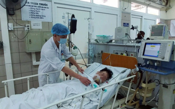 5 người ngộ độc sau tiệc cưới: Methanol trong rượu cao gấp 40 lần- Ảnh 2. 5 người ngộ độc rượu sau tiệc cưới, Bộ Y tế yêu cầu khẩn trương truy nguồn gốc