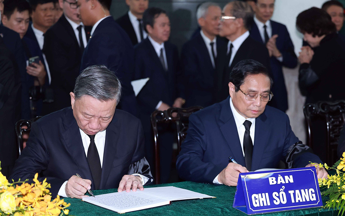 Lễ viếng Tổng Bí thư Nguyễn Phú Trọng: Những trang sổ tang tiếc thương vô hạn- Ảnh 5. Chủ tịch nước, Thủ tướng, Chủ tịch Quốc hội xúc động ghi sổ tang Tổng Bí thư Nguyễn Phú Trọng