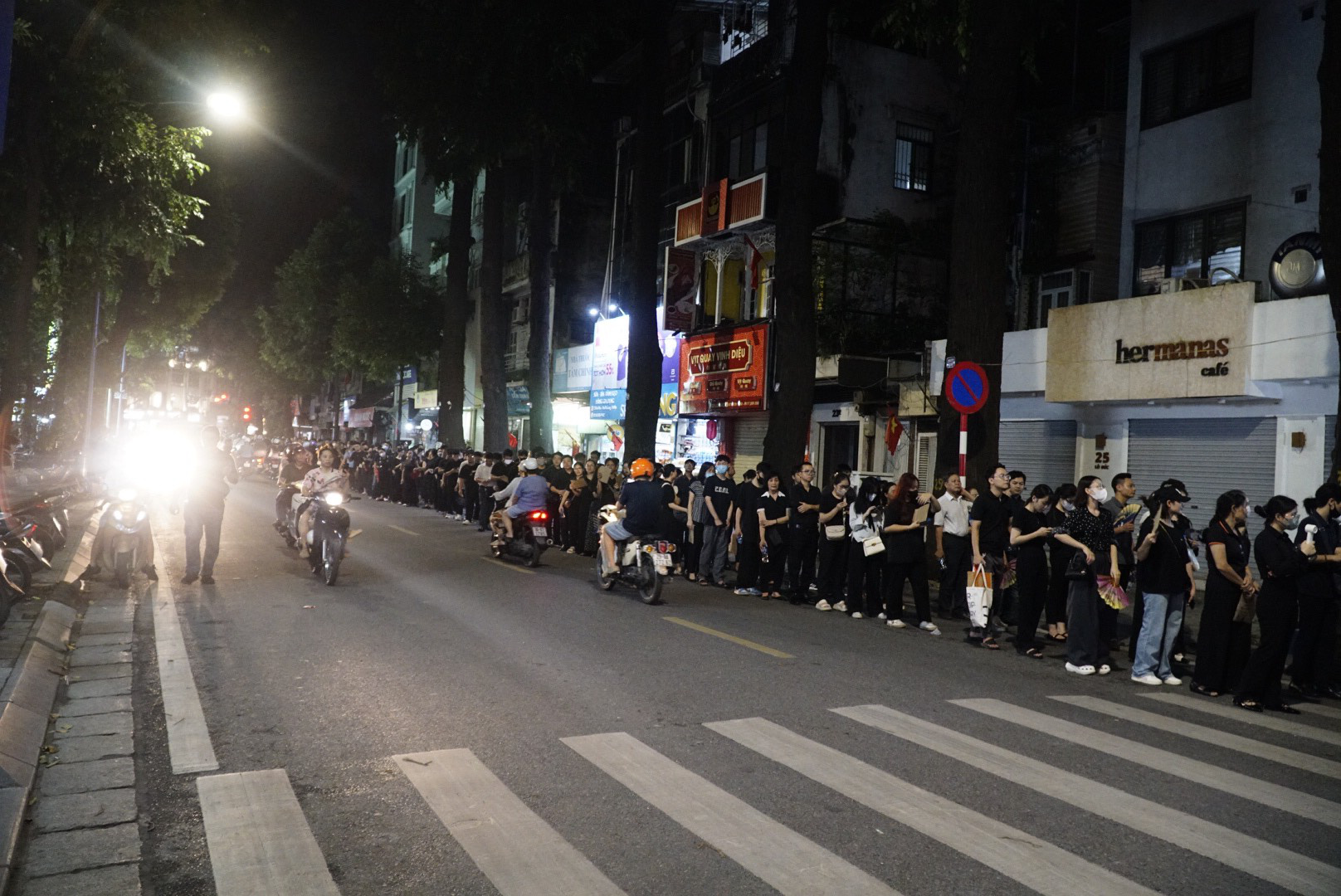 Inched Forward Tonight, the stream of people seems endless... - Vietnam.vn