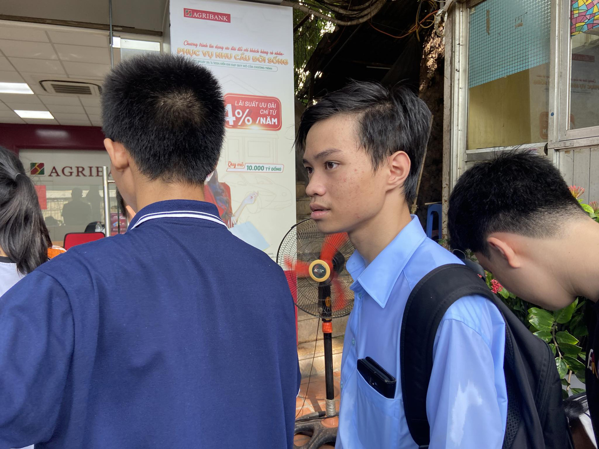 Folk satte upp fläktar på gatan och gjorde lemonad till besökare hos generalsekreterare Nguyen Phu Trong - Foto 14. Những chiếc quạt nghĩa tình của người dân dọc phố Tăng Bạt Hổ quạt mát đồng bào đang xếp hàng vào viếng Tổng Bí thư Nguyễn Phú Trọng - Ảnh: T.ĐIỂU