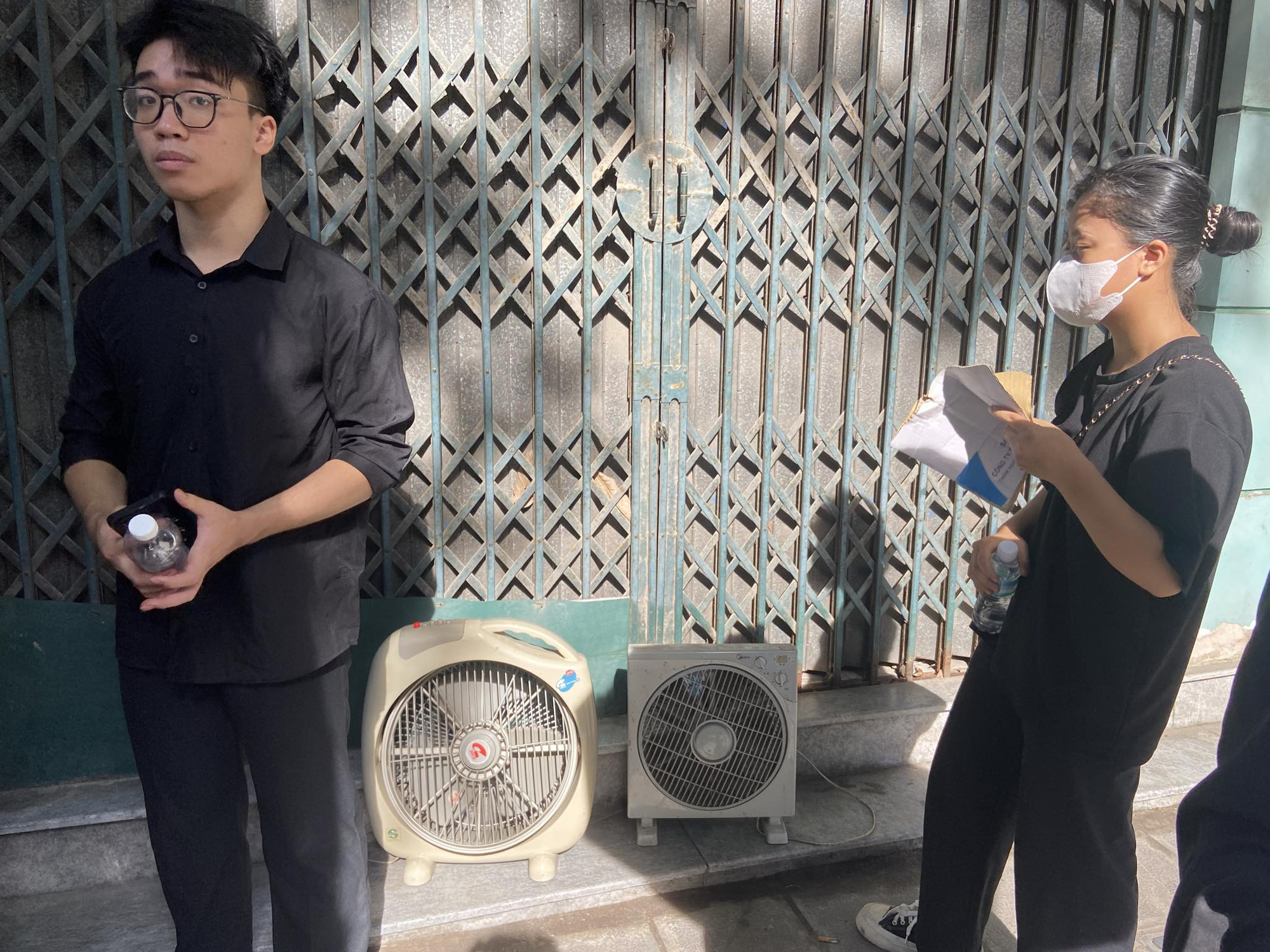 Folk satte upp fläktar på gatan och gjorde lemonad till besökare hos generalsekreterare Nguyen Phu Trong - Foto 13. Người dân xếp quạt cây ra đường, pha nước chanh cho người đến viếng Tổng Bí thư Nguyễn Phú Trọng- Ảnh 13.