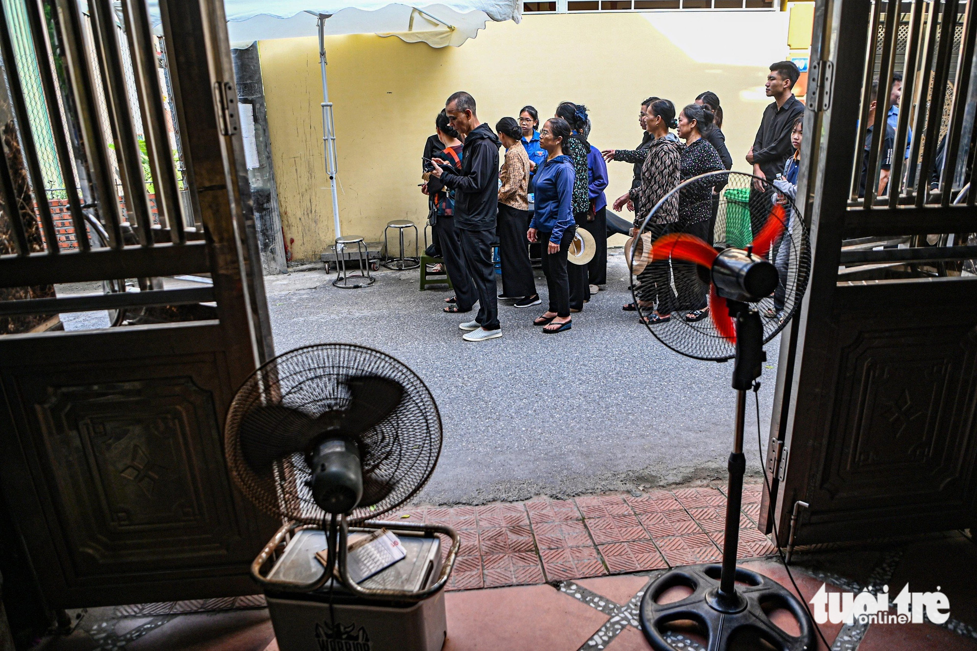 Folk satte upp fläktar på gatan och gjorde lemonad till besökare hos generalsekreterare Nguyen Phu Trong - Foto 3. Người dân xếp quạt cây ra đường, pha nước chanh cho người đến viếng Tổng Bí thư Nguyễn Phú Trọng- Ảnh 3.