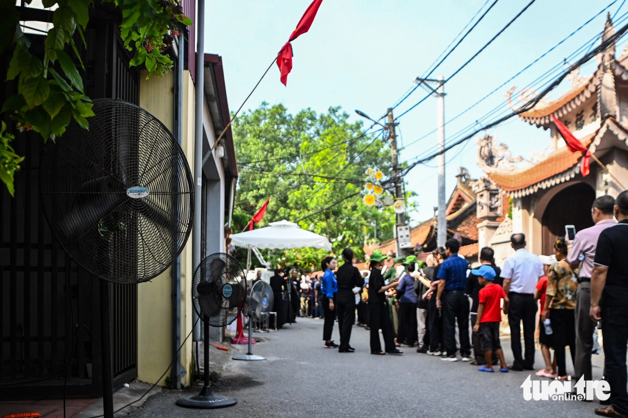 Folk satte upp fläktar på gatan och gjorde lemonad till besökare hos generalsekreterare Nguyen Phu Trong - Foto 4. Người dân xếp quạt cây ra đường, pha nước chanh cho người đến viếng Tổng Bí thư Nguyễn Phú Trọng- Ảnh 4.
