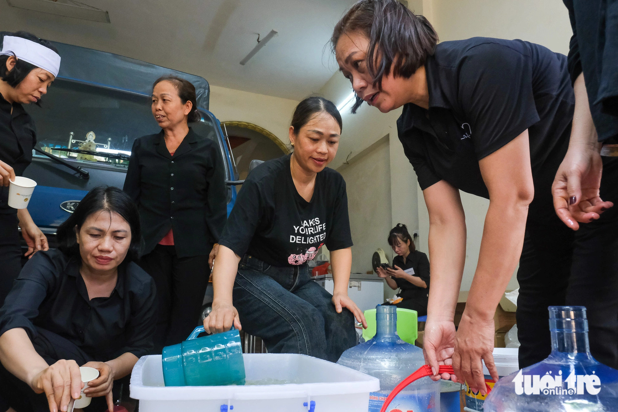 Folk satte upp fläktar på gatan och gjorde lemonad till besökare hos generalsekreterare Nguyen Phu Trong - Foto 6. Người dân xếp quạt cây ra đường, pha nước chanh cho người đến viếng Tổng Bí thư Nguyễn Phú Trọng- Ảnh 6.