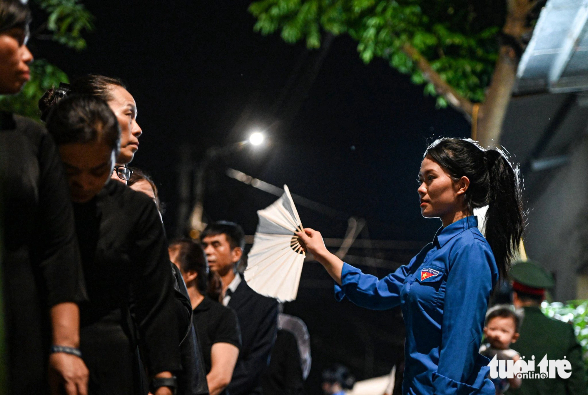 Folk satte upp fläktar på gatan och gjorde lemonad till besökare hos generalsekreterare Nguyen Phu Trong - Foto 8. Người dân xếp quạt cây ra đường, pha nước chanh cho người đến viếng Tổng Bí thư Nguyễn Phú Trọng- Ảnh 8.