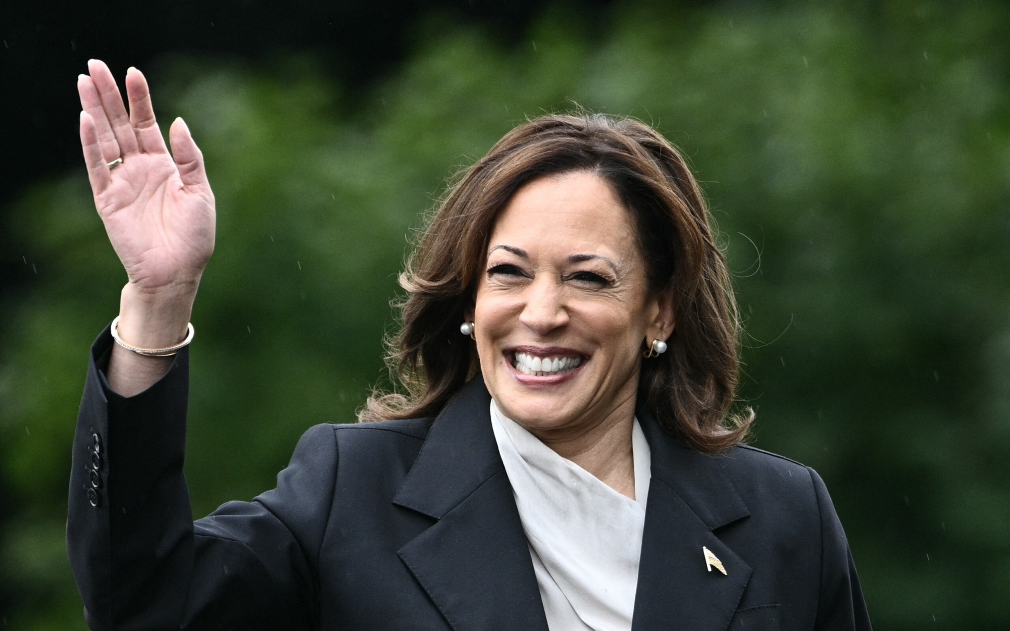 Hai ứng viên làm phó tướng cho bà Kamala Harris rút lui- Ảnh 3. Bà Harris mở tài khoản TikTok, giành sự ủng hộ của cử tri trẻ
