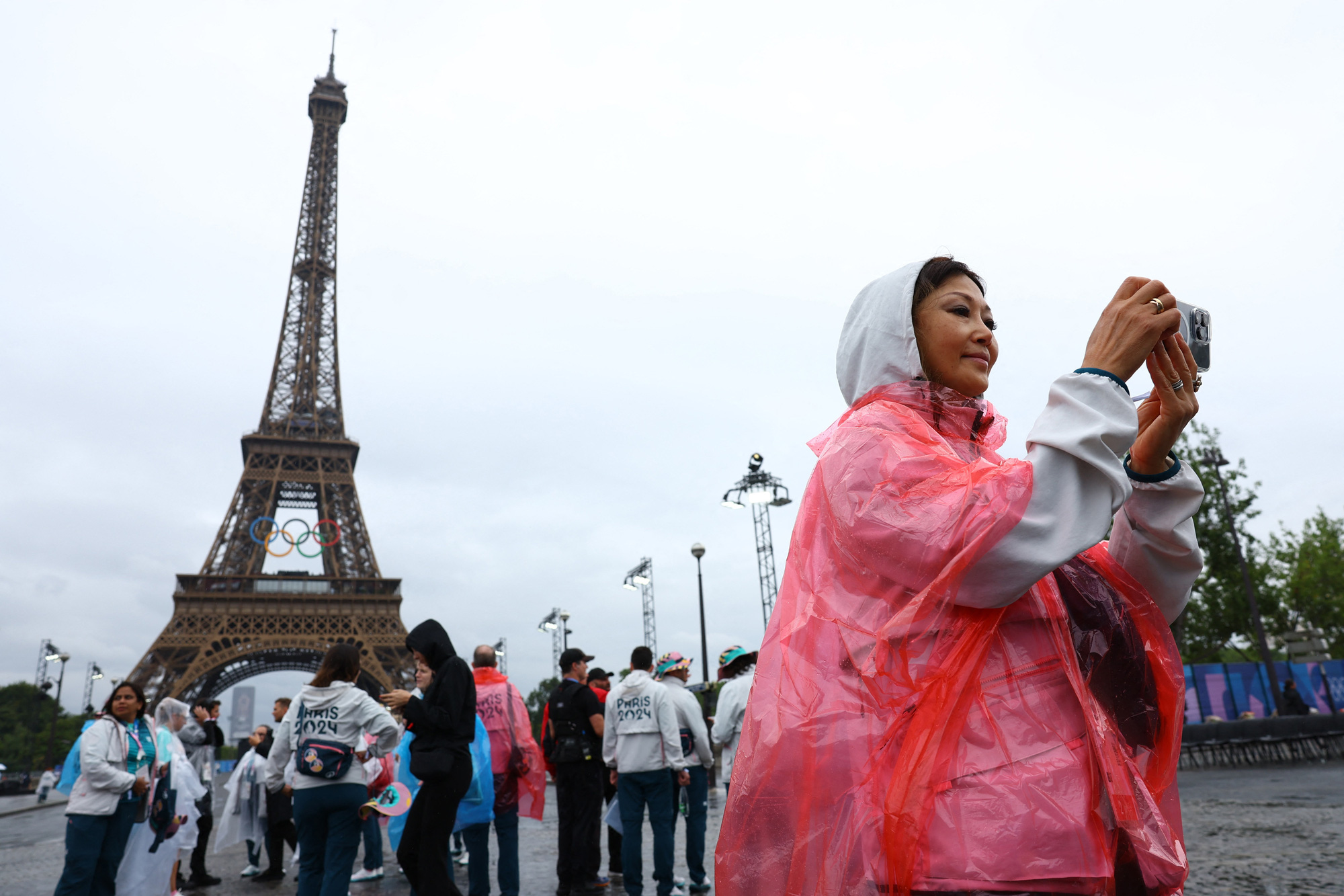 Trực tiếp Lễ khai mạc Olympic Paris 2024: Trời đổ mưa nhẹ- Ảnh 4.