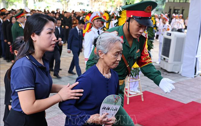 Dòng người đội nắng tiễn Tổng Bí thư Nguyễn Phú Trọng về nơi an nghỉ cuối cùng- Ảnh 17. Lực lượng vũ trang bảo đảm an ninh, an toàn Lễ Quốc tang Tổng Bí thư Nguyễn Phú Trọng