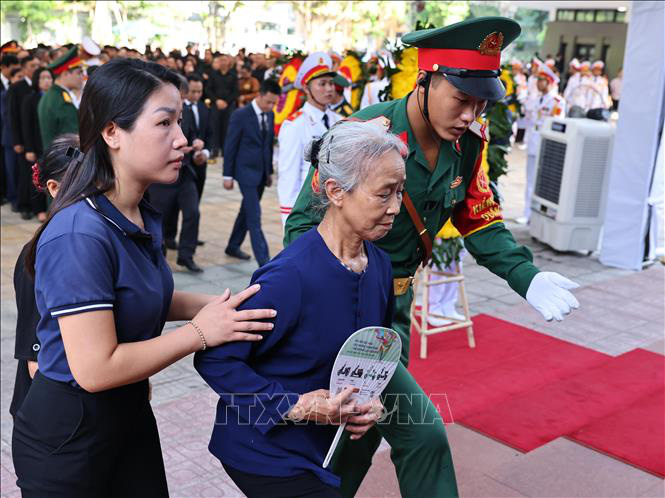 Lực lượng quân đội giúp người dân đến viếng Tổng Bí thư Nguyễn Phú Trọng tại Nhà tang lễ Quốc gia, số 5 Trần Thánh Tông, Hà Nội, sáng 26-7