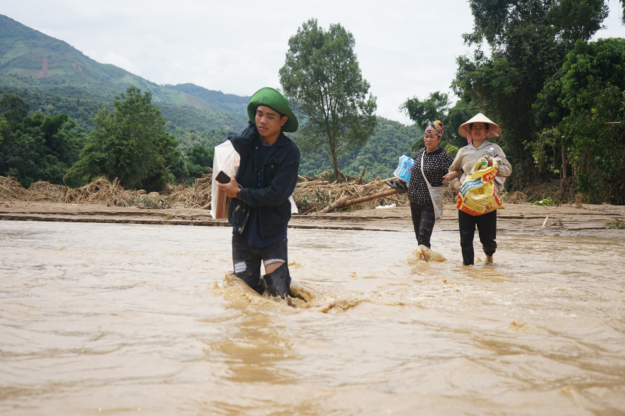 Tan hoang vì lũ quét, người dân chật vật lo miếng ăn- Ảnh 4.