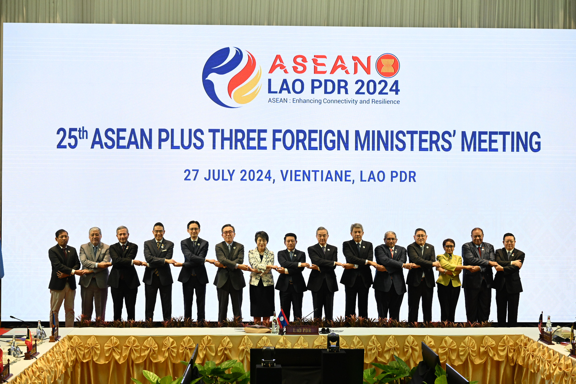 Việt Nam kêu gọi các nước ủng hộ vai trò trung tâm của ASEAN- Ảnh 1. Hội nghị Ngoại trưởng ASEAN+3 tại Lào ngày 27-7 - Ảnh: Bộ Ngoại giao cung cấp