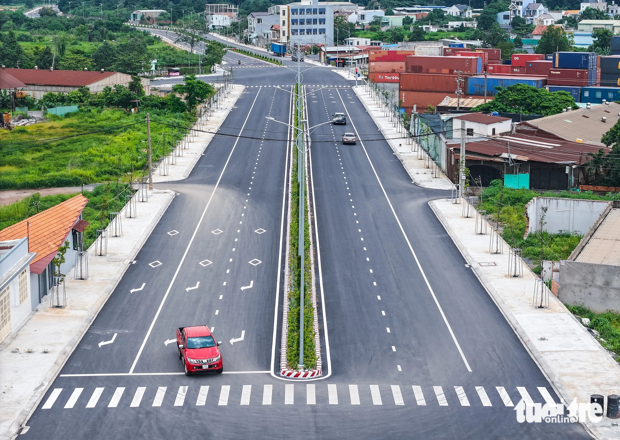 Với 6 làn xe và chiều dài khoảng 3km được xây dựng mới, khang trang, đường trục chính Đông Tây được đánh giá đep bậc nhất TP Dĩ An (tỉnh Bình Dương) - Ảnh: CHÂU TUẤN