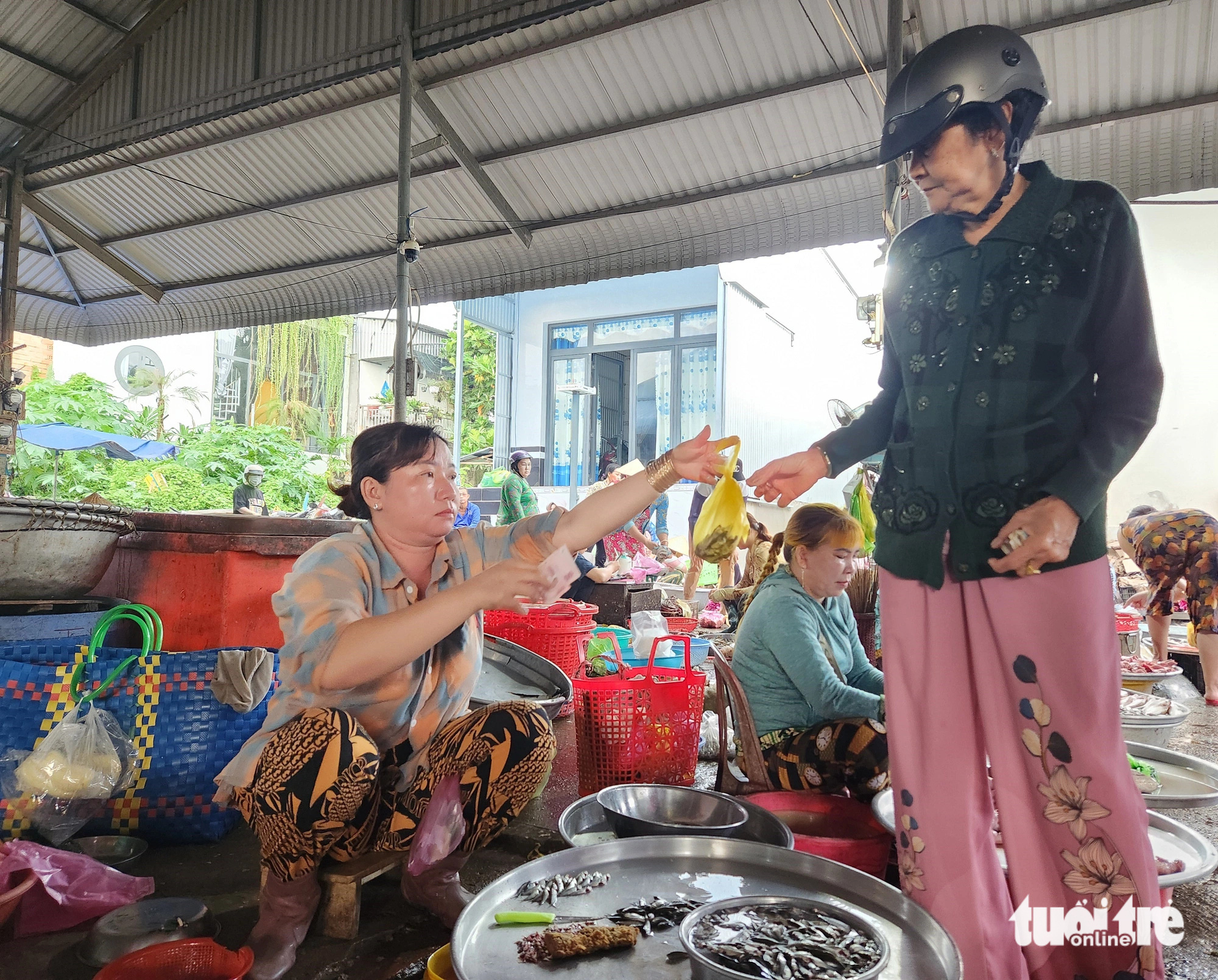 Người dân chỉ mua 100gram cá linh non được làm sạch với giá 30.000 đồng để về thưởng thức đặc sản đầu lũ - Ảnh: BỬU ĐẤU