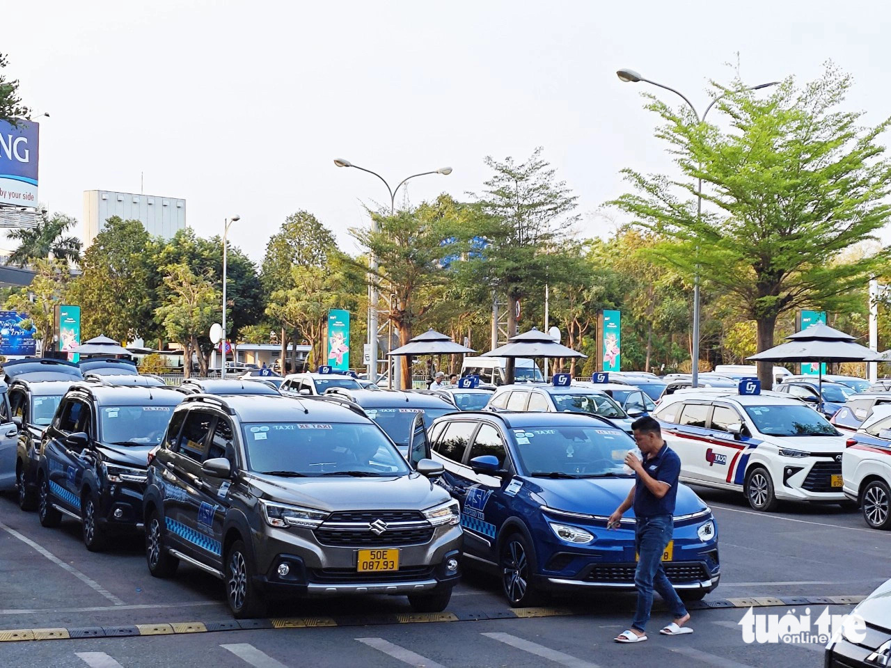 Cạnh tranh taxi ngày càng khốc liệt. Nhiều doanh nghiệp tính chuyển đổi phương án đầu tư xe, tăng đãi ngộ tài xế - Ảnh: CÔNG TRUNG