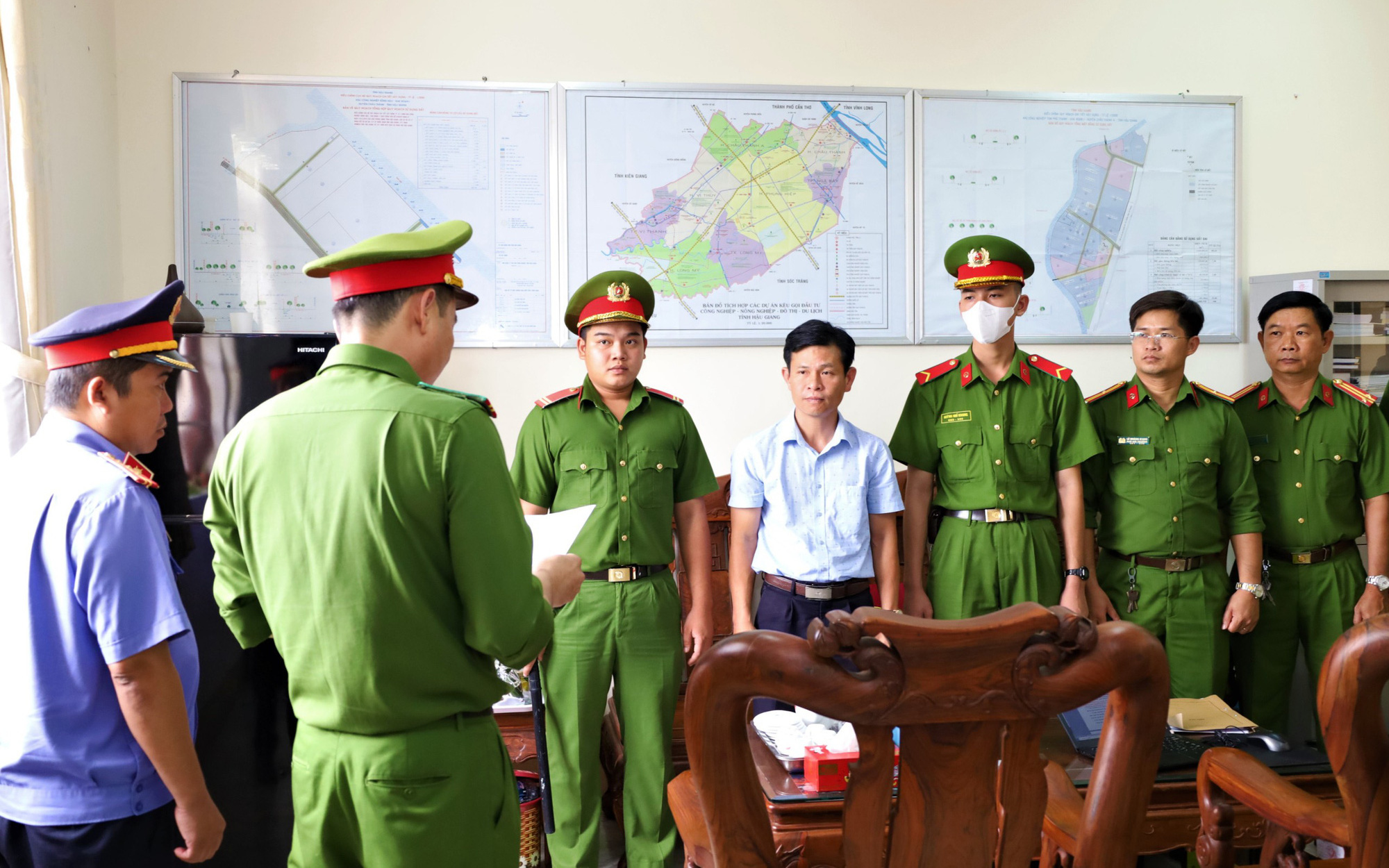 Dùng xe kéo lúa cán người gây thương tích bị khởi tố- Ảnh 2. Bắt phó Ban Quản lý các khu công nghiệp tỉnh Hậu Giang và 2 thuộc cấp
