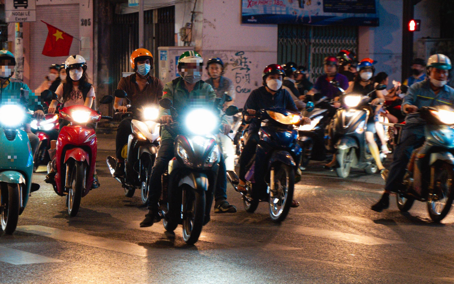 Bật đèn xe: - Ảnh 2.